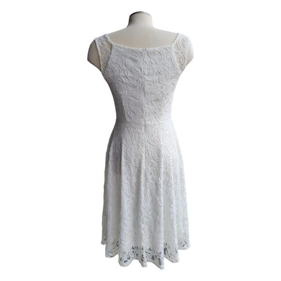 Dressystar | White Lace V-Neck Sleeveless Mid-Length Dress - Picture 3 of 9